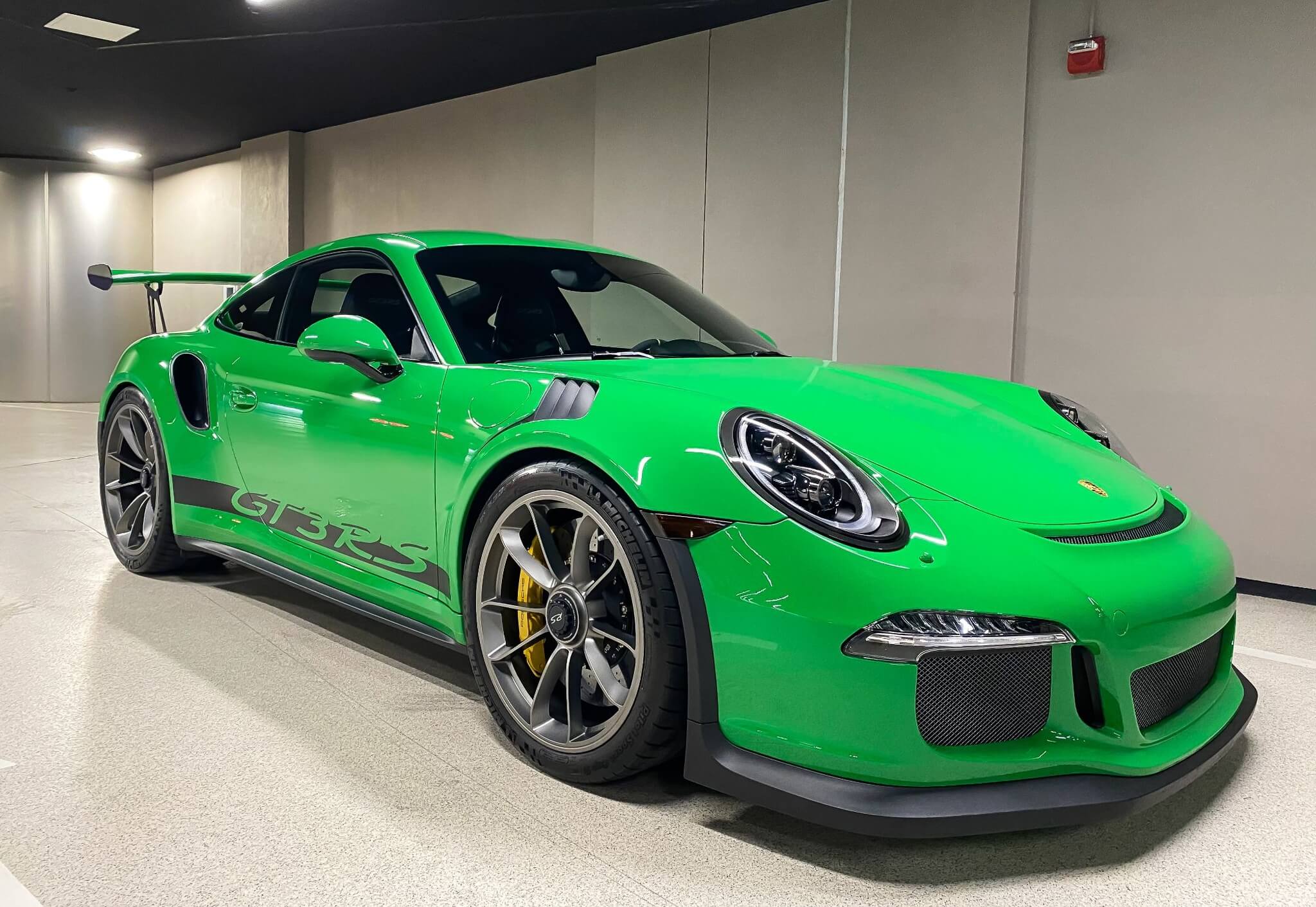 Viper green. Porsche 911 Classic Green. Porsche 991 зеленый цвет салон. Випер Грин. Черно зеленый Порше Спайдер.