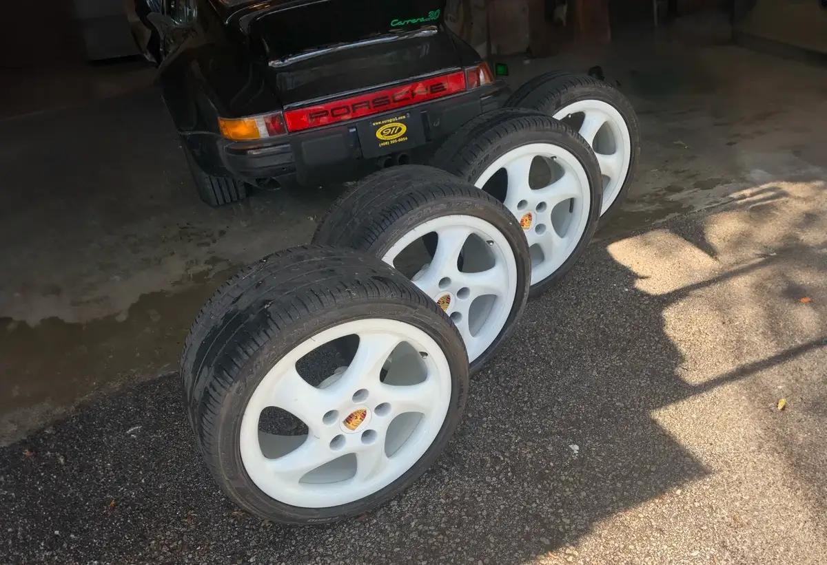 18×8″ and 18×10″ Porsche Technology Hollow-Spoke Wheels